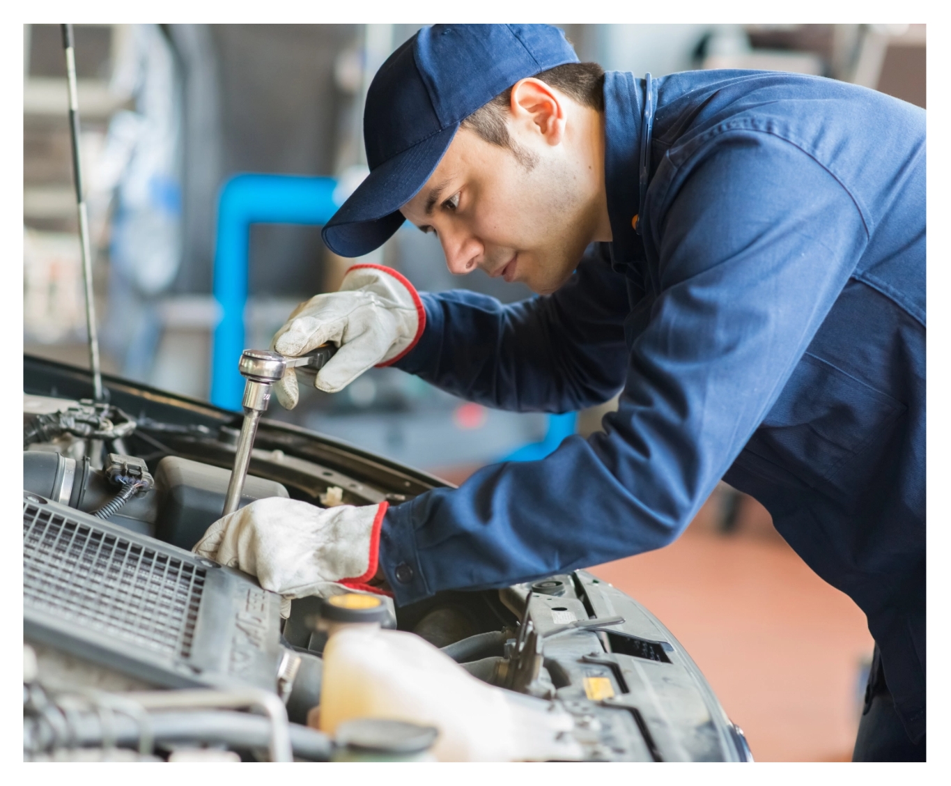 guy-fixing-the-car@2x